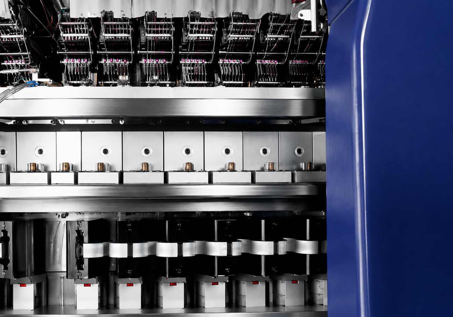 Industrial knitting machine